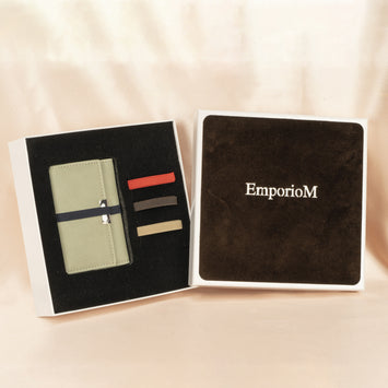 Portafoglio colore salvia per banconote e carte di credito con finitura in argento