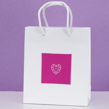 Orecchini in argento rodiato con cuore fucsia in cristallo Sw